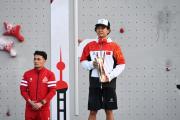 -运动员们奋勇拼搏，力争登上荣耀领奖台