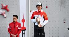 -运动员们奋勇拼搏，力争登上荣耀领奖台