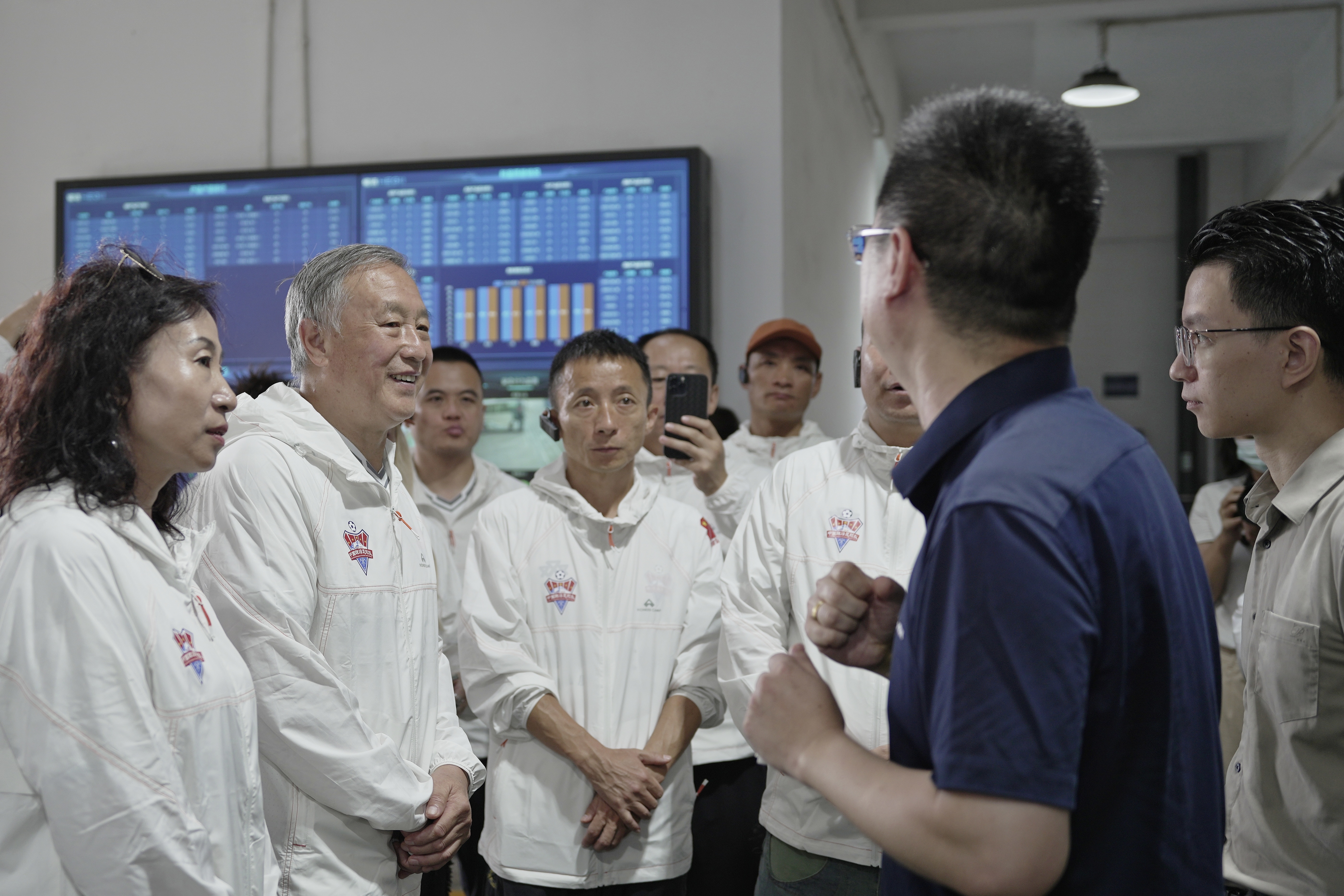 赛场上球员的拼搏精神感染全场观众