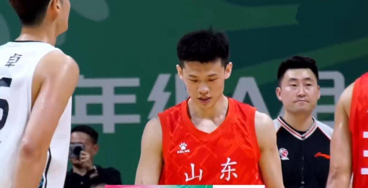 山东队内线压制对手，稳获胜利的简单介绍