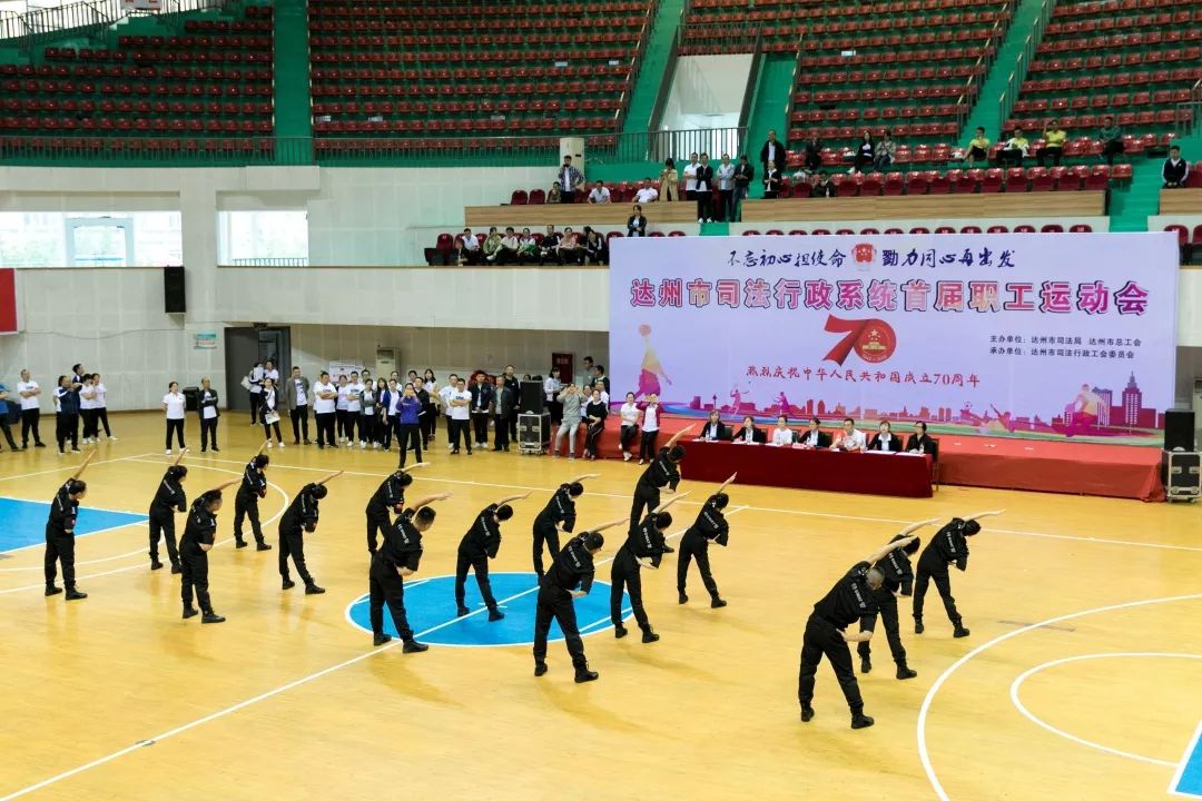 澳大利亚体操选手力克群雄，夺冠辉煌