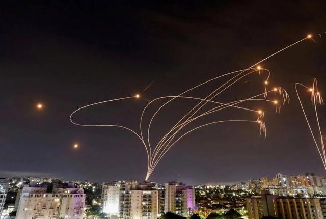 竞技状态火爆,双方纷纷出招拼尽全力 竞技状态火爆,双方纷纷出招拼尽全力