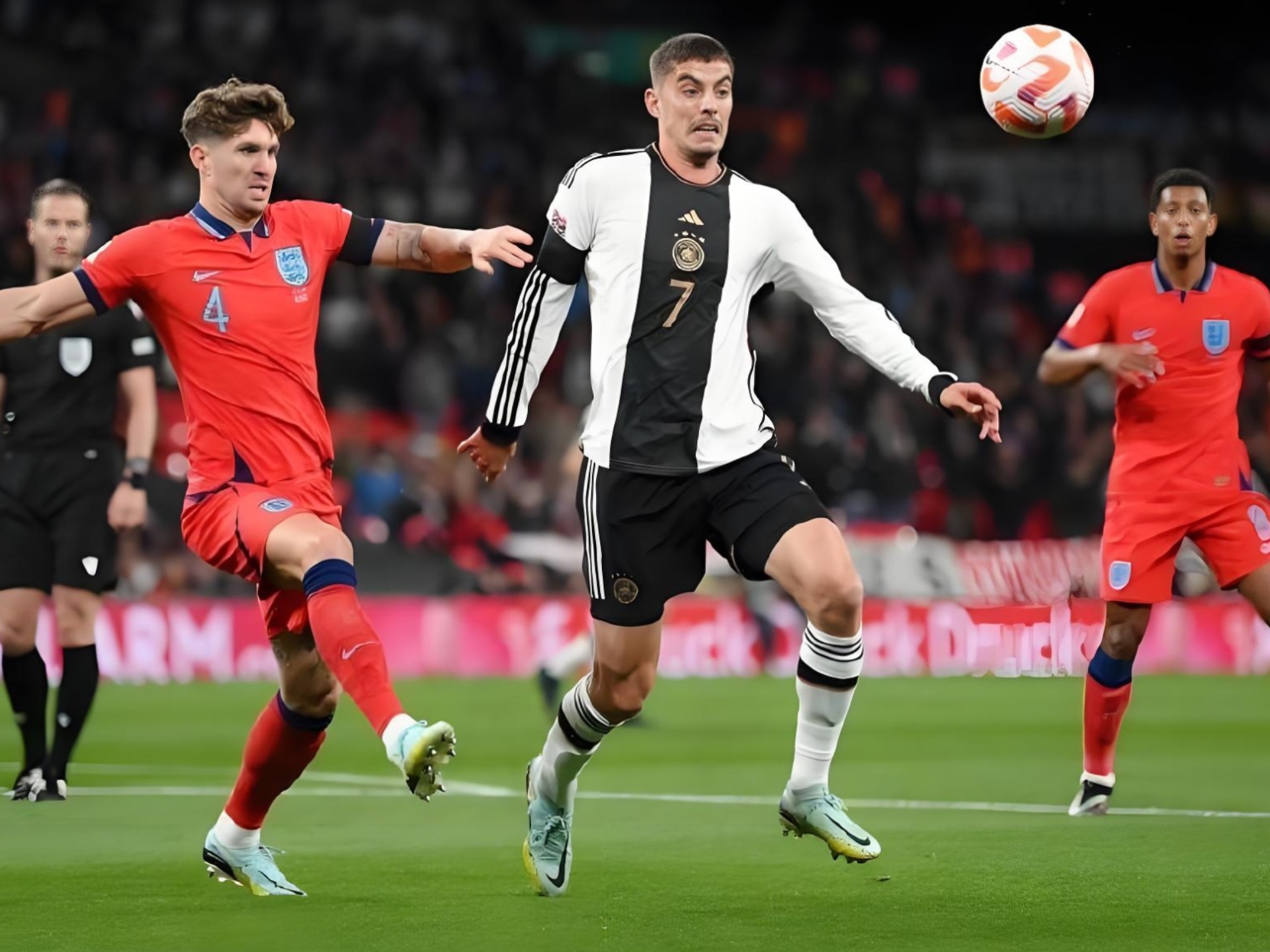 客场作战，英格兰国家队争取下一轮晋级