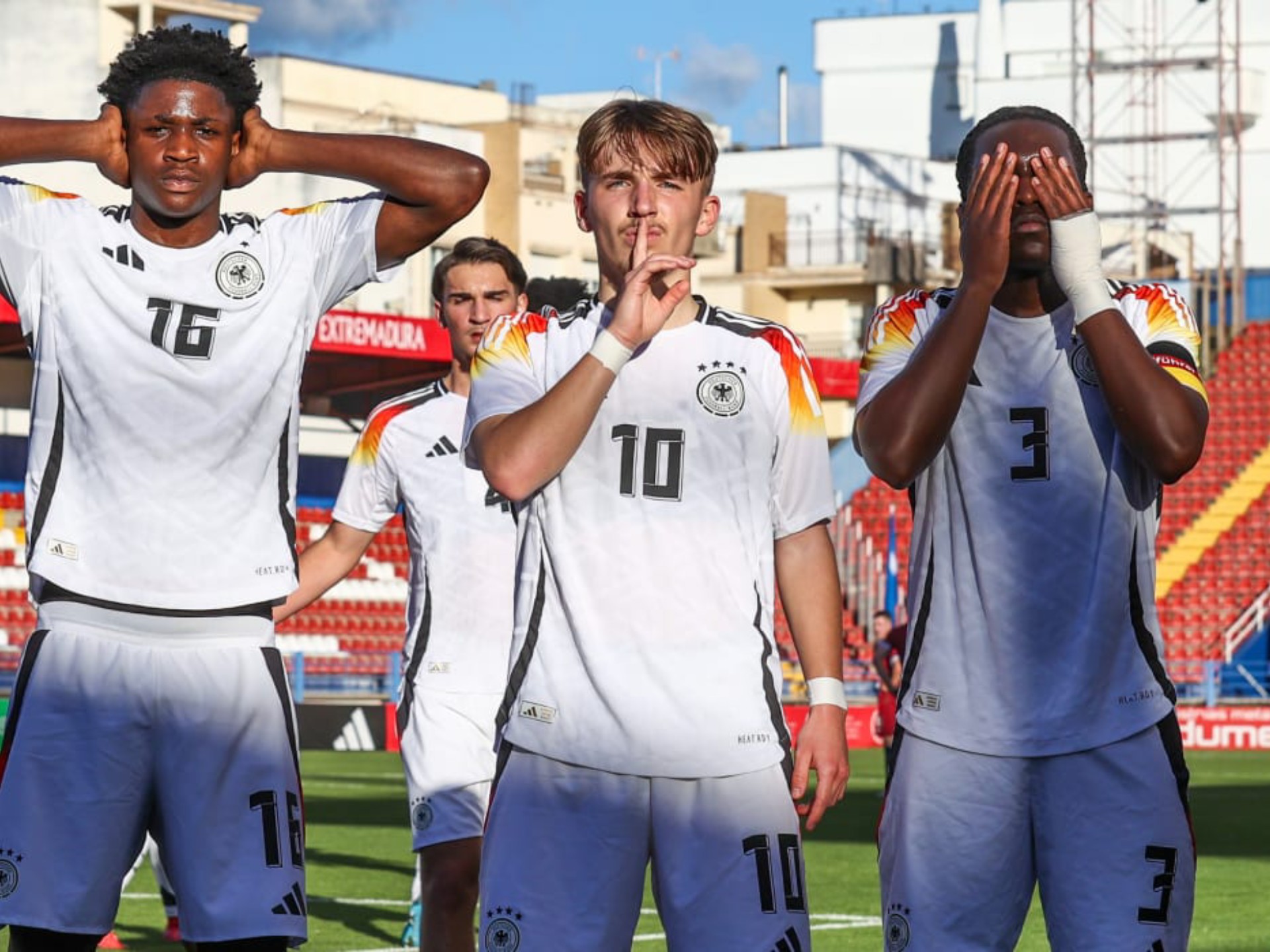 包含欧预赛关键时刻强强对话，谁将笑到最后？的词条