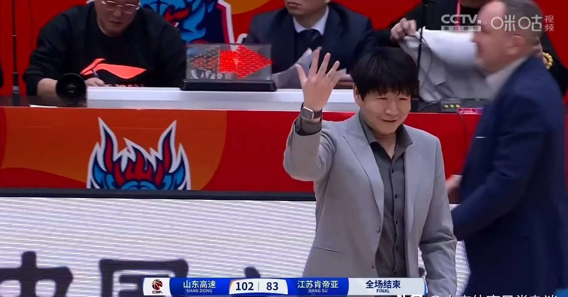 江苏男篮在主场比赛中获得胜利,球队士气高涨 江苏男篮在主场比赛中获得胜利,球队士气高涨