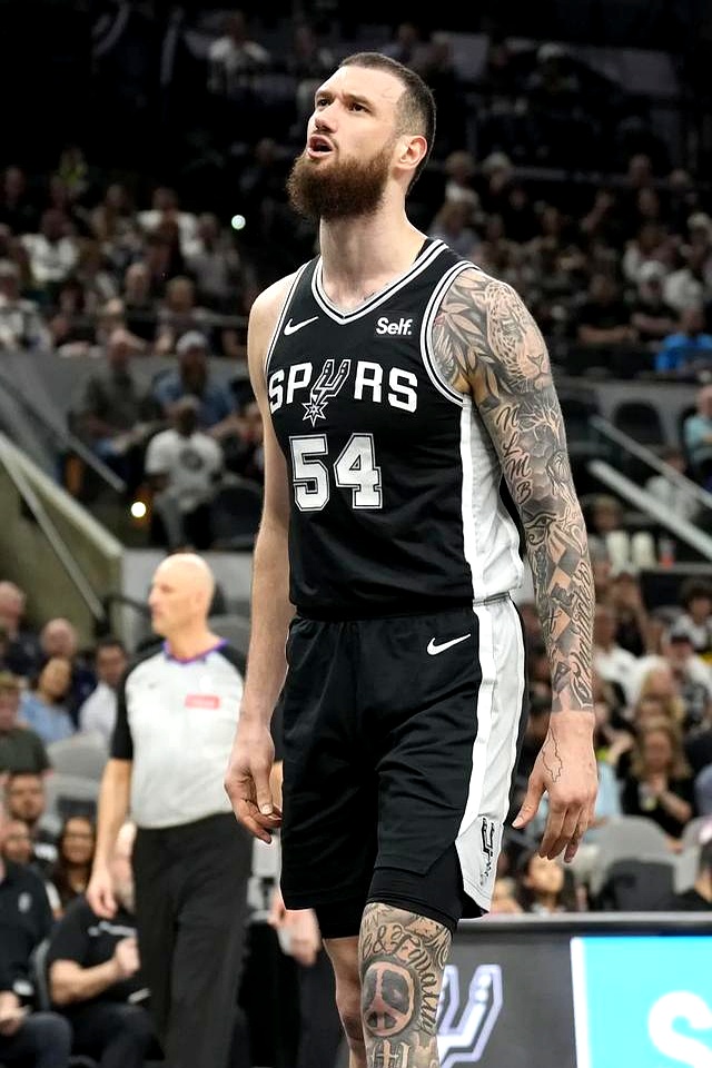 包含尼克斯主场惨败马刺，遭遇三连败！的词条