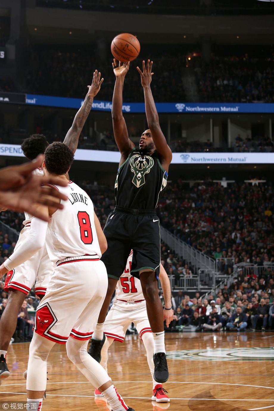 雄鹿逆转公牛，取得胜利