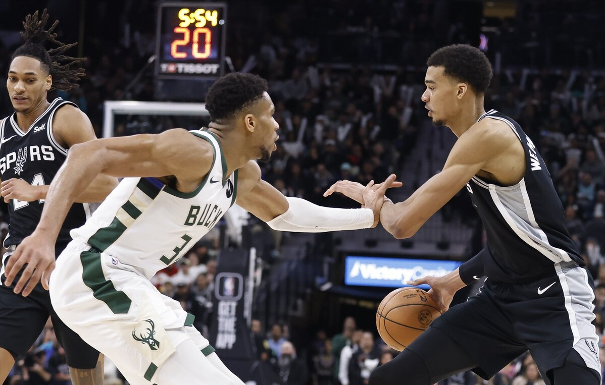 雄鹿客场击败马刺,继续领跑东部 雄鹿客场击败马刺,继续领跑东部